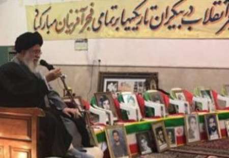 مردم با همدلی و همت و غیرت ایرانی با امام راحل همراه شدند.