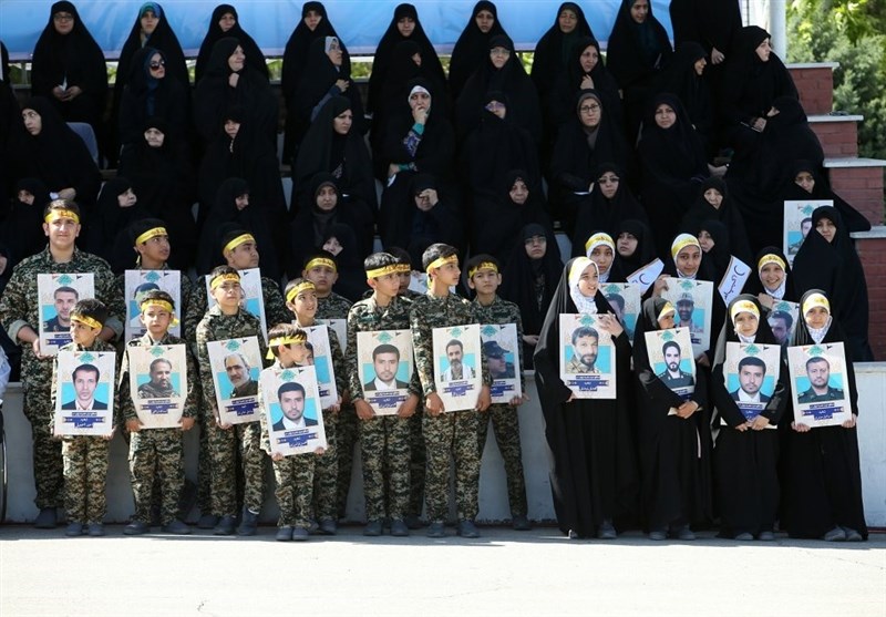 دست نوازش رهبر انقلاب بر سر فرزندان شهدای مدافع حرم+عکس