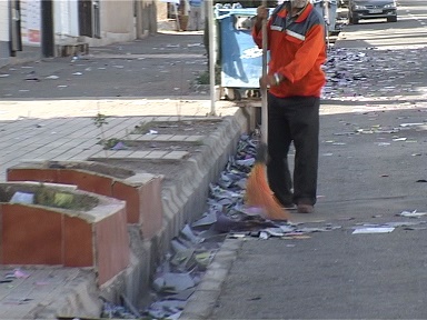 جمع آوری بیش از 10 تن زباله تبلیغاتی در  شهر بیرجند +فیلم