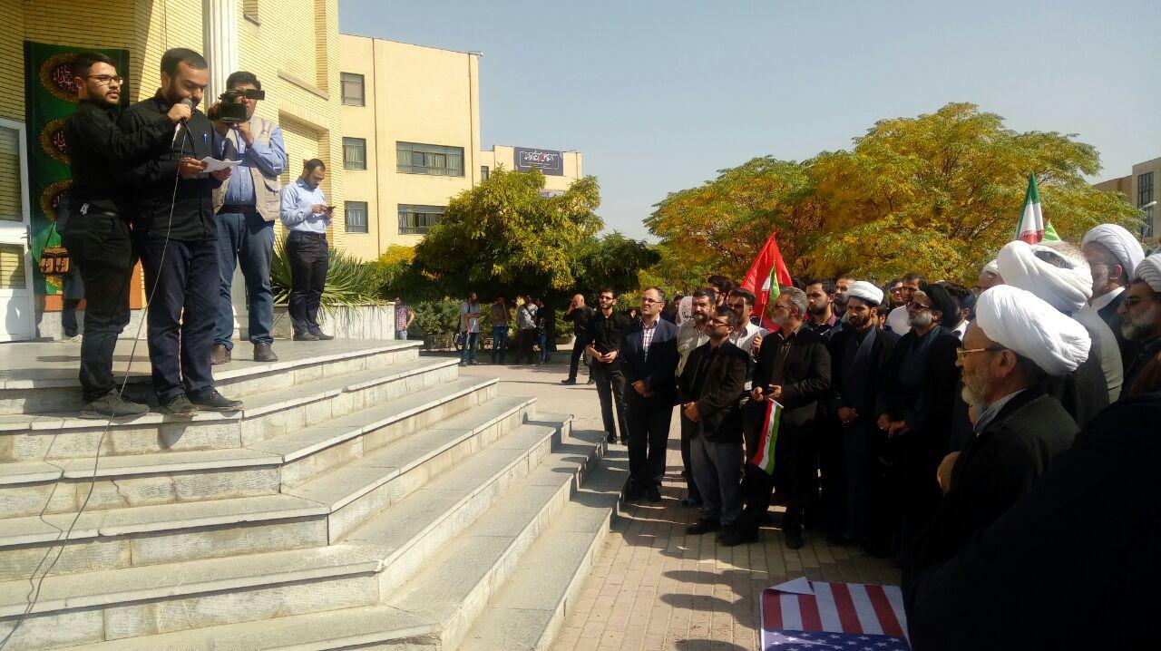 تجمع جمعی از دانشجویان و استادان دانشگاه ازاد اسلامی واحد مشهد