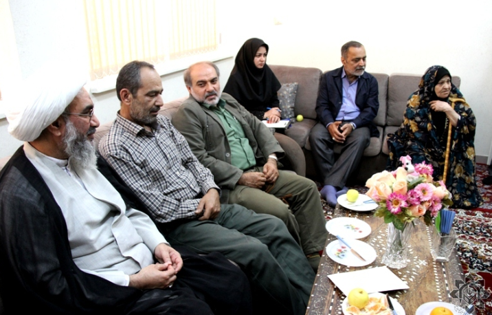دیدار آیت الله صفایی بوشهری با خانواده شهید و جانباز
