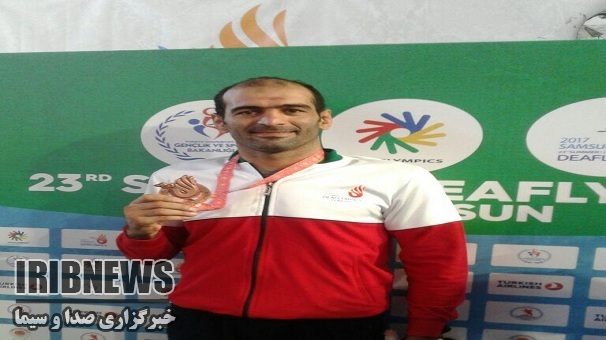 جام قهرمانی کشتی جهان در دستان کشتی گیر زنجانی جام قهرمانی کشتی جهان در دستان کشتی گیر زنجانی