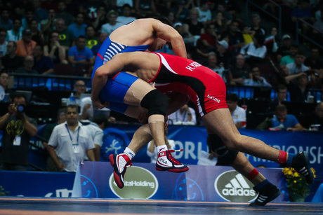 برگزاری رقابت های کشتی قهرمانی استان زنجان