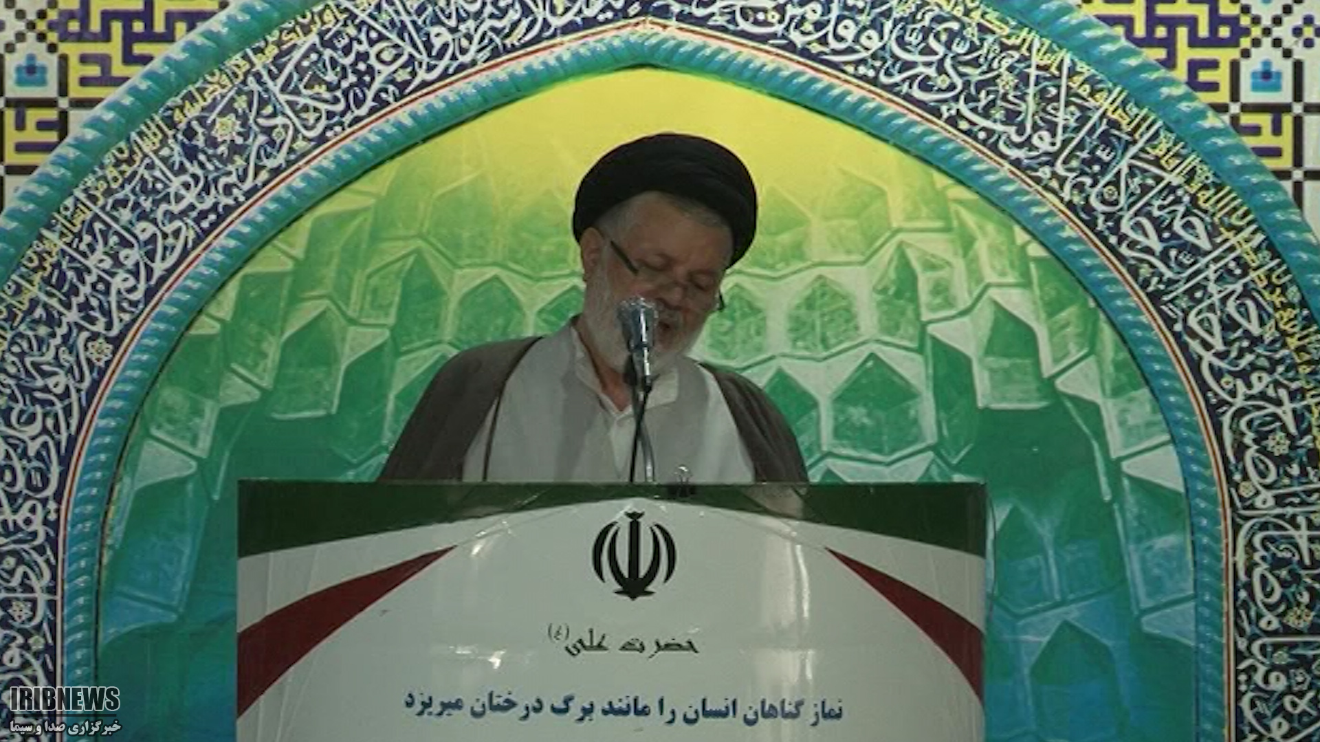 تاکید ائمه جمعه بر حل مشکلات اقتصادی مردم