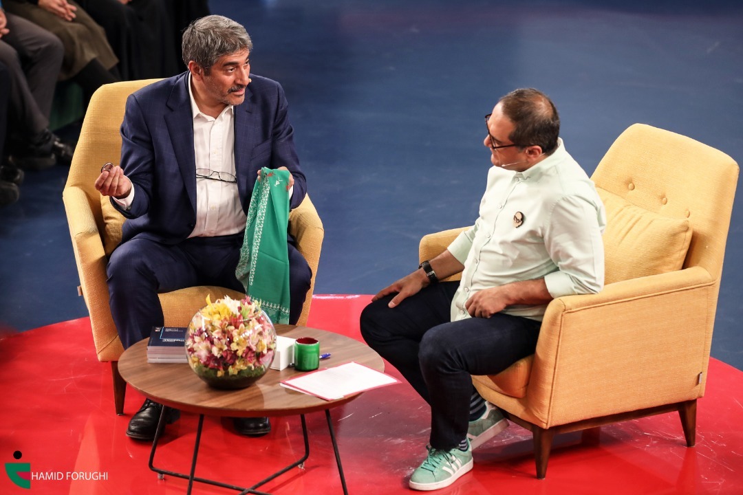 شال نوهپ بر گردن رامبد جوان