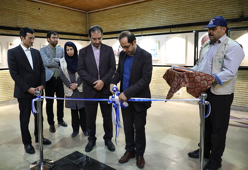 گشایش نمایشگاه «قابی از لبخند ناب» کودکان سیل‌زده