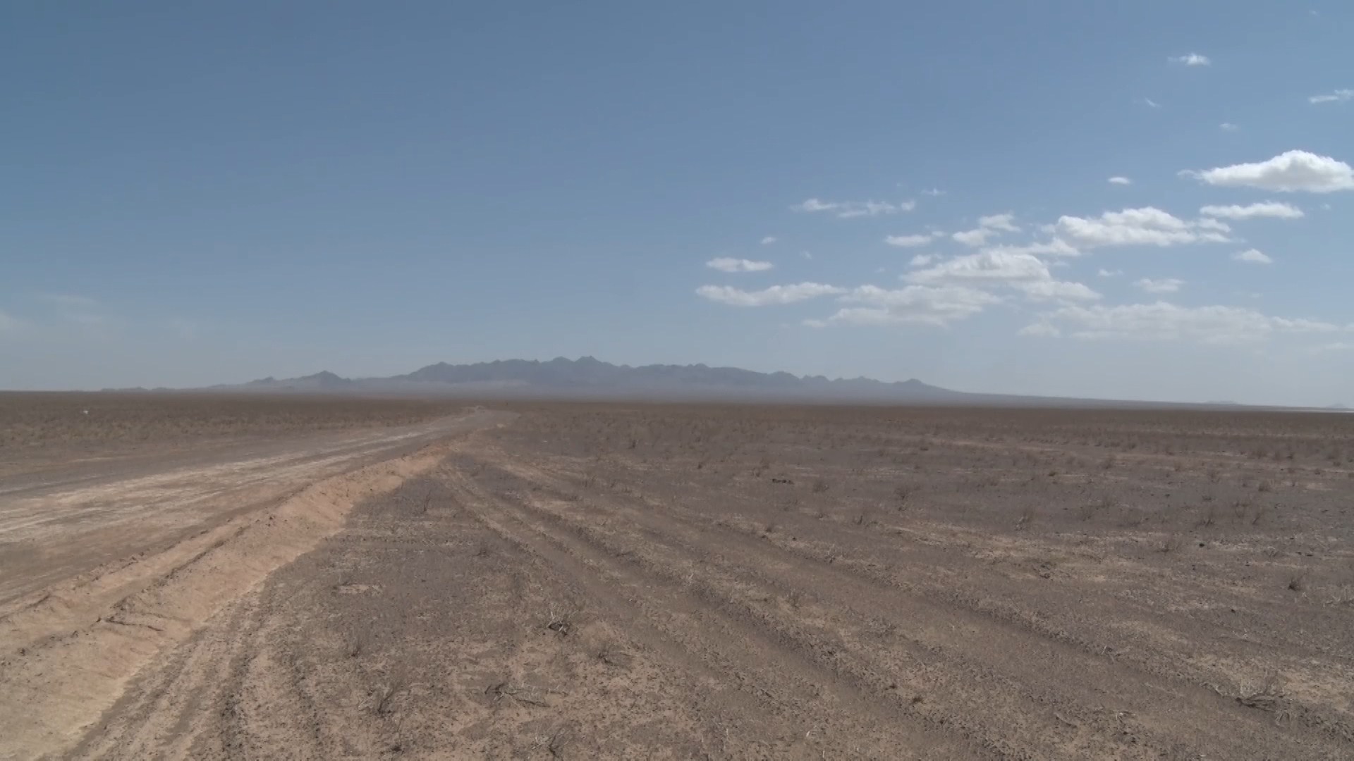 تخریب بستر رودخانه فصلی کلاغ در منطقه یخاب ابوزید آباد آران و بیدگل