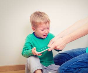 چه کار کنیم کودکان به موبایل وابسته نشوند؟