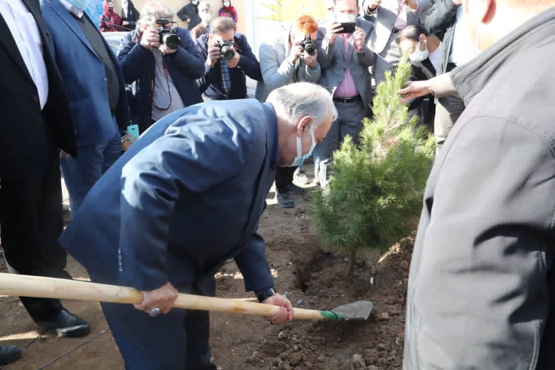 کاشت ۲۰۰ اصله نهال در محوطه‌ی دانشگاه رازی کرمانشاه