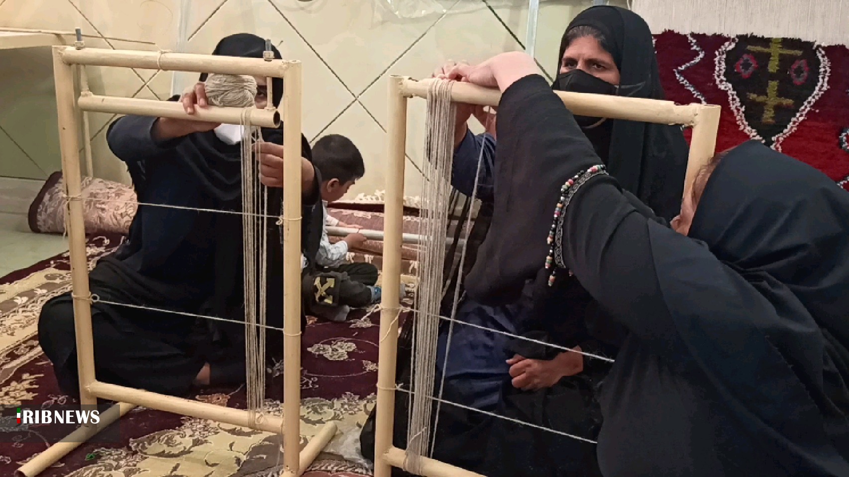 همت بانوی هنرمند بهمئی برای تولید صنایع دستی همت بانوی هنرمند بهمئی برای تولید صنایع دستی