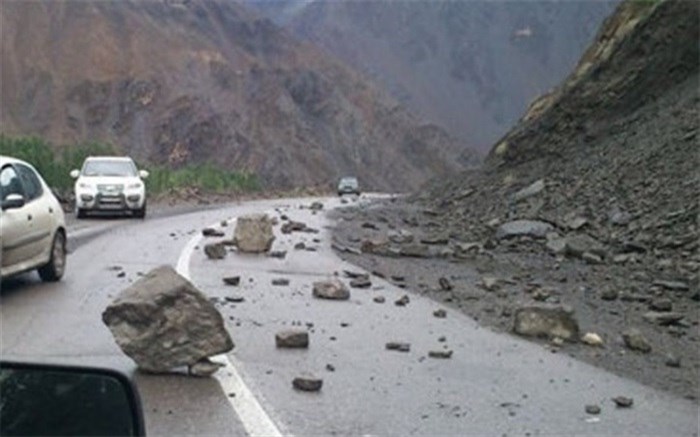 مرگ ۲ نفر بر اثر سقوط سنگ بر روی خودروی سواری در محور کندوان