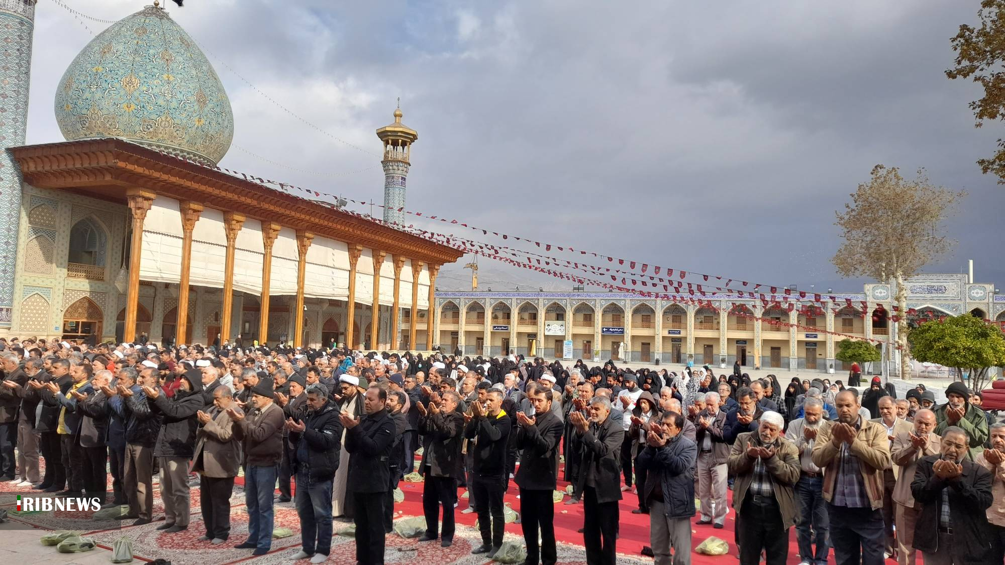 دست‌ها برای طلب باران به آسمان بلند شد