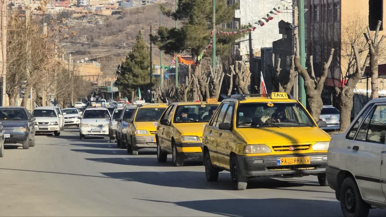 رژه باشکوه تاکسی‌ها به مناسبت دهه فجر در سردشت