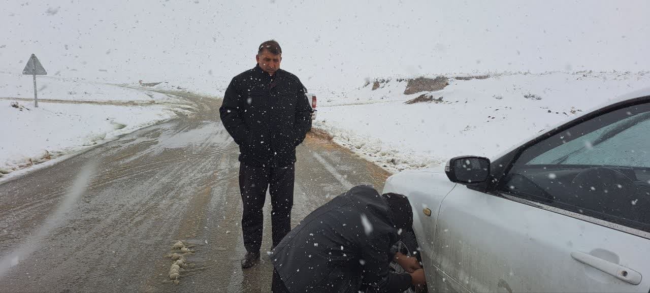 ۷۰ خودرو گرفتار در برف اشنویه رهاسازی شد