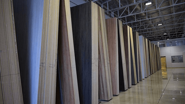 کشف انبار میلیاردی ورق‌ام دی اف قاچاق در خمینی شهر