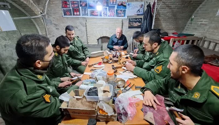 آموزش رایگان چاروق‌دوزی به سربازان در موزه مردم‌شناسی رختشویخانه