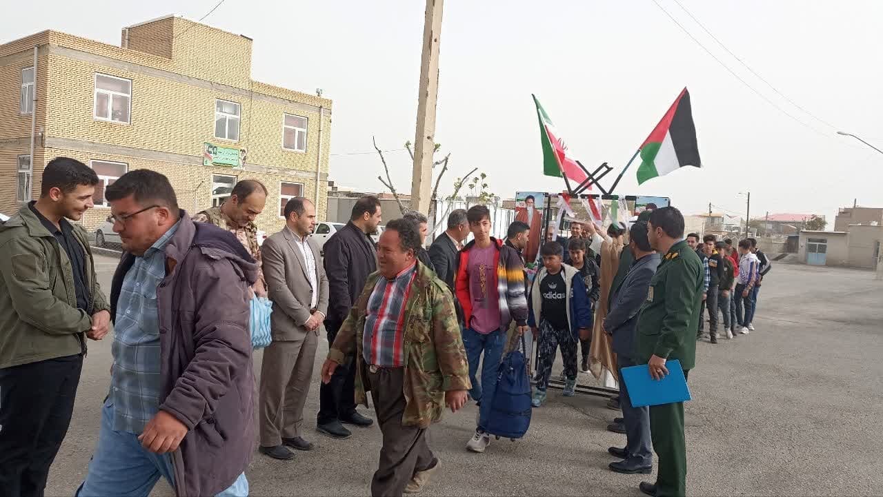 اعزام نخستین کاروان راهیان نور نقده به مناطق عملیاتی غرب کشور اعزام نخستین کاروان راهیان نور نقده به مناطق عملیاتی غرب کشور