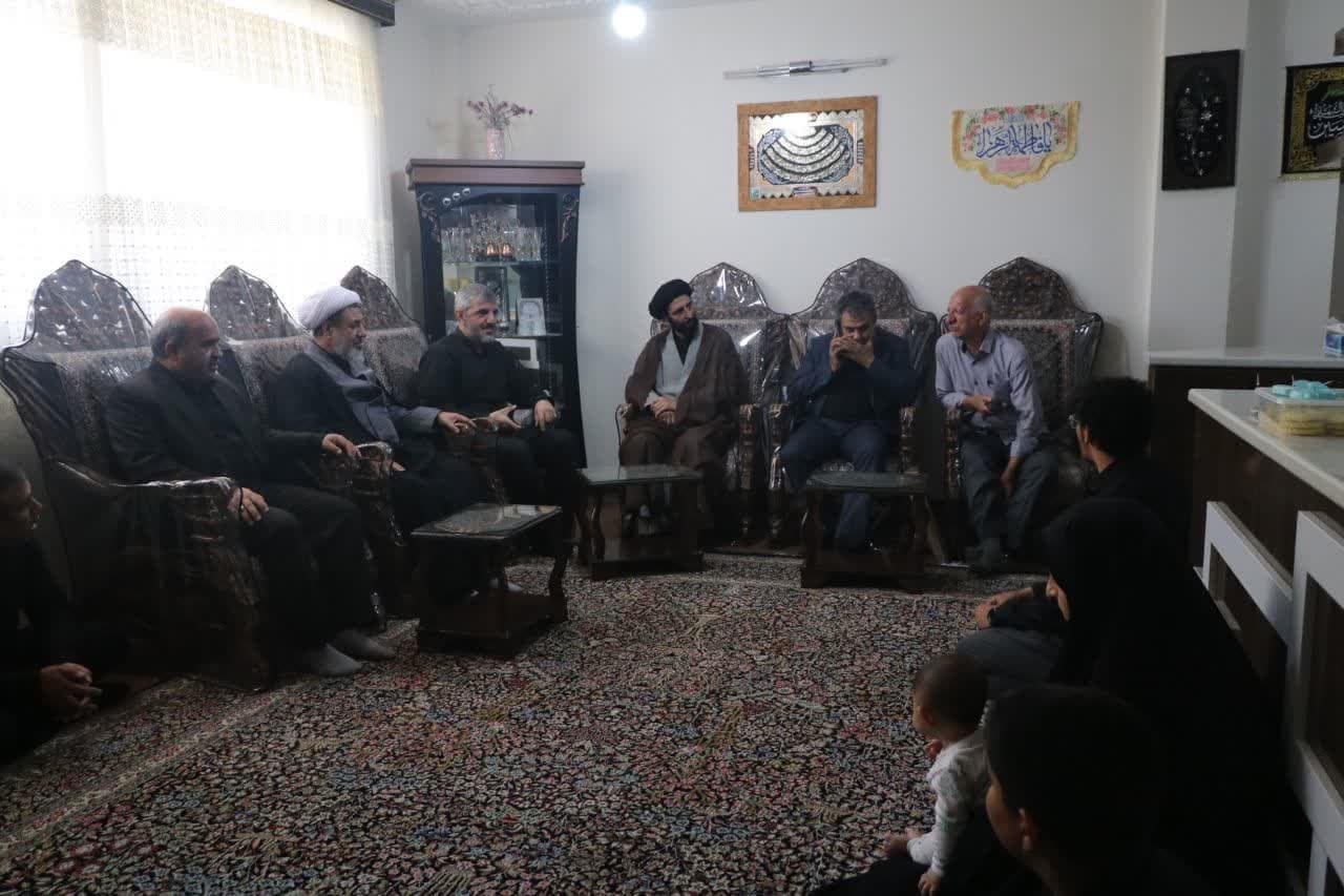 دیدارامام جمعه کرمان و استاندار با خانواده شهیدان