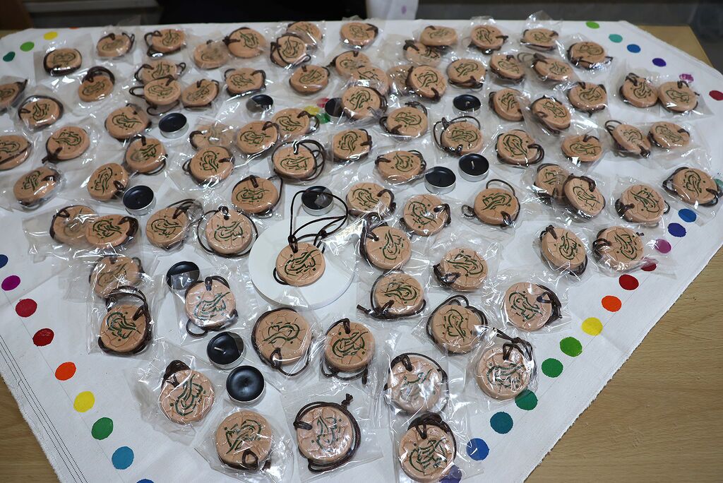 هدیه خوبان؛ دست‌سازه‌های محبت‌آمیز کودکان به زائران اربعین