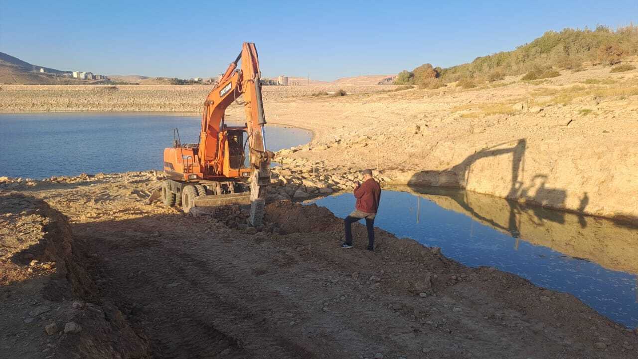 شروع عملیات پروژه تغییر تراز برداشت آب خام از سد مهاباد شروع عملیات پروژه تغییر تراز برداشت آب خام از سد مهاباد