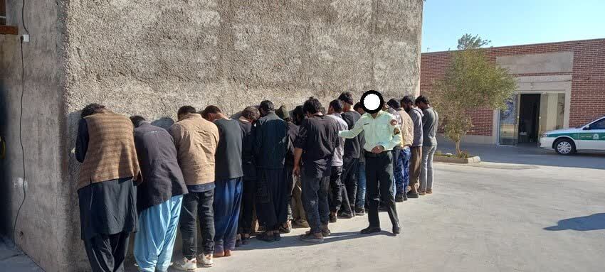 توقیف خودرو ون با اتباع بیگانه در آرادان