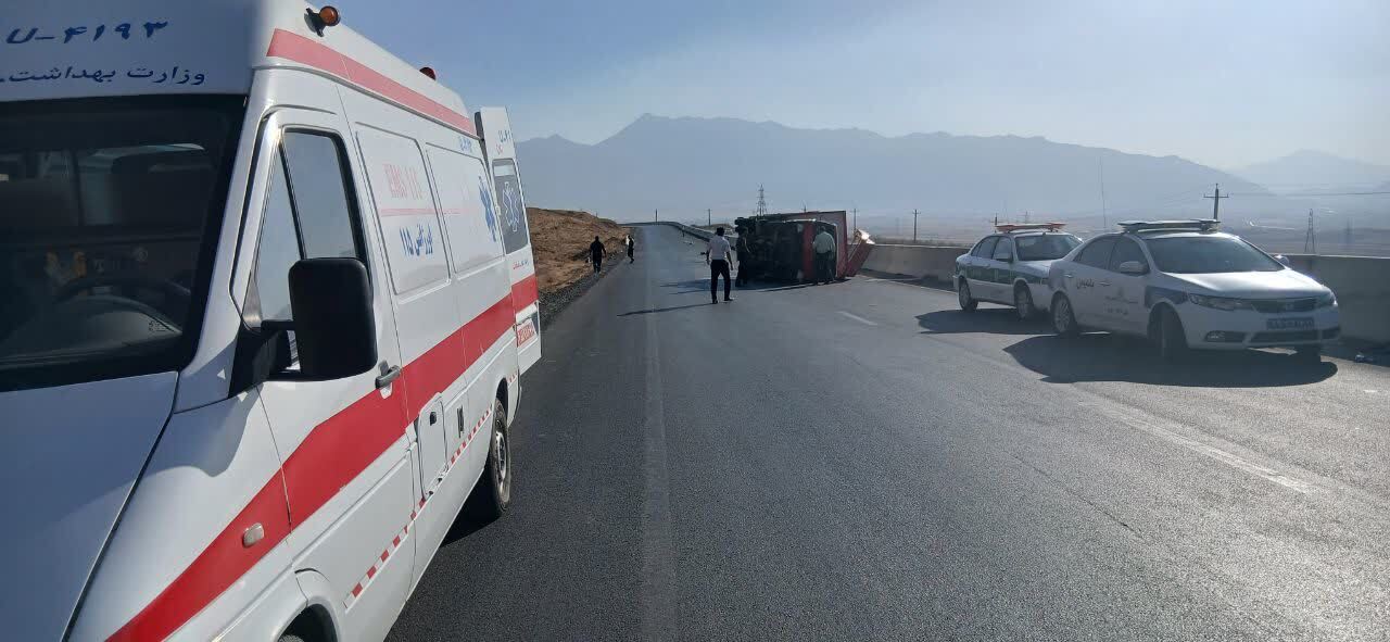 واژگونی کامیونت در جاده اراک به ازنا