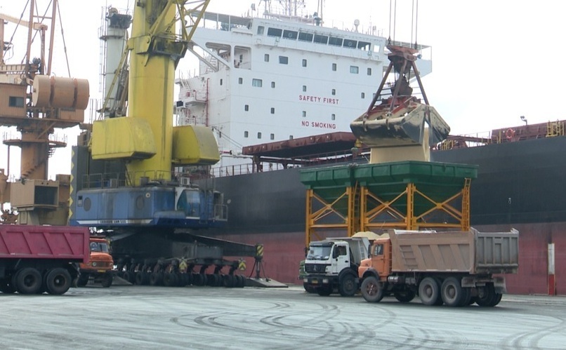 تخلیه بیش از ۵۰ هزار تُن گندم در بندر شهید رجایی بندرعباس