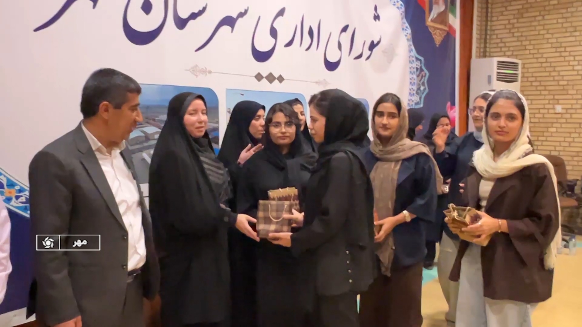 تجلیل از دختران نوجوان تحت پوشش کمیته امداد امام خمینی (ره ) در مهر تجلیل از دختران نوجوان تحت پوشش کمیته امداد امام خمینی (ره ) در مهر