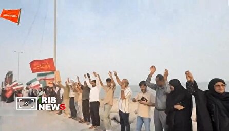 تشکیل زنجیره انسانی در کنار خلیج همیشه فارس